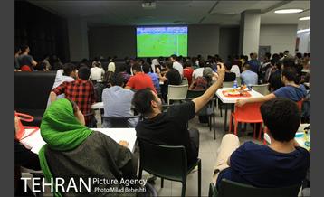 تماشای دیدار فینال یورو 2016 در فودکورت بازار چارسو‎ 9