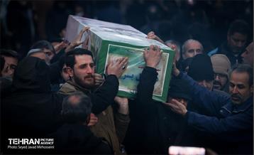 تشییع پیکر ۱۰۰ شهید مردمی و مدافع امنیت در تهران - 3 5