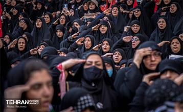 مراسم اقامه نماز بر پیکر آقای شهید ایران 19