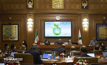 گرامیداشت هفته سلامت در صحن علنی شورای شهر و تقدیر از خانواده شهدای سلامت 18