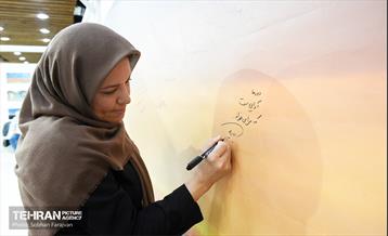 حضور خانم ابراهیمی مدیر روابط عمومی خدمات شهری در غرفه آژانس عکس تهران