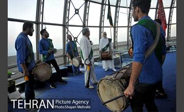 اهتزاز پرچم حرم حضرت معصومه (س) در برج میلاد 21