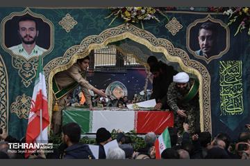 تشییع پیکر ۱۰۰ شهید مردمی و مدافع امنیت در تهران - 3 26