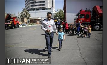 پذیرایی ایستگاه های آتش نشانی از شهروندان و دانش آموزان 12
