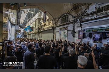 مداح روی چهارپایه می‌رود و عزاداری می‌کنند و بعد دوباره راه خود را در پیش می‌گیرند تا دسته عزاداری بعدی از راه برسد.