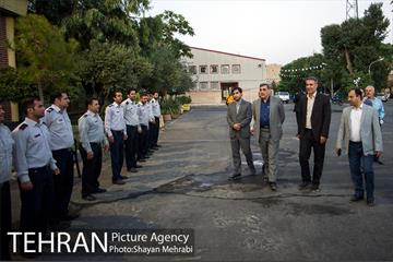بازدید شهردار تهران از خسارت آتش سوزی اخیر میدان حسن آباد 32