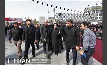 حضور شهردار برای اقامه نماز ظهر عاشورا در میدان امام حسین (ع) 2