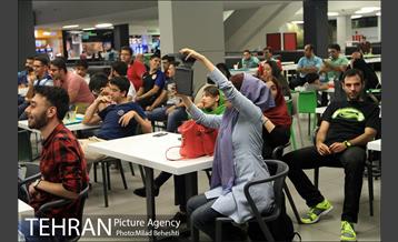 تماشای دیدار فینال یورو 2016 در فودکورت بازار چارسو‎ 2