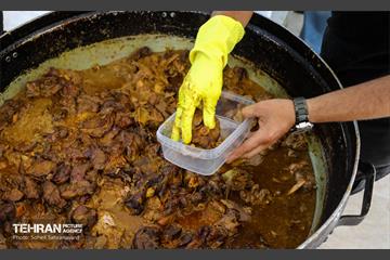 طبخ غذای نذری عتبه علوی برای آسیب دیدگان جنگ رمضان