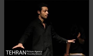 نمایشنامه خوانی او فقط خسته بود‎ 12