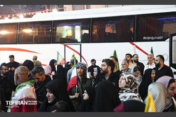 آیین بدرقه زائر اولی‌ها به‌ سوی عتبات عالیات در میدان انقلاب 39
