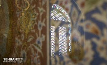 سقف این اتاق با الهام از موسیقیِ کاخ عالی قاپوی اصفهان است