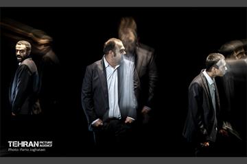 نمایش «تن‌ها» 4