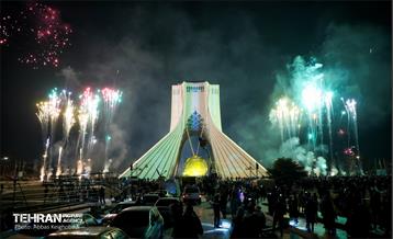 مدال افتخار انقلاب بر گردن برج آزادی 22