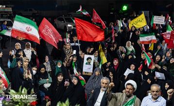 حضور شهردار تهران در تجمع شبانه میدان سما