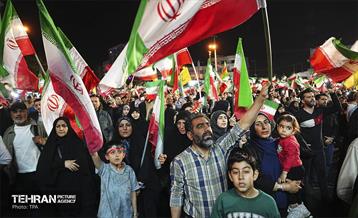 آیین بدرقه زائر اولی‌ها به‌ سوی عتبات عالیات در میدان انقلاب 25