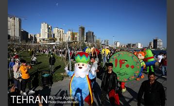 گردهمایی بزرگ عروسک‌های نوروزی در دریاچه شهدای خلیج فارس 9