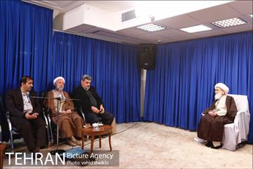 دیدار شهردار تهارن با آیت الله العظمی نوری همدانی  8