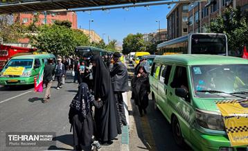 خدمت‌رسانی رایگان تاکسی‌های شهری به شرکت‌کنندگان مراسم تشییع پیکر آقای شهید ایران 7