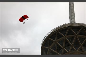 پرش چتربازان از برج میلاد تهران 30