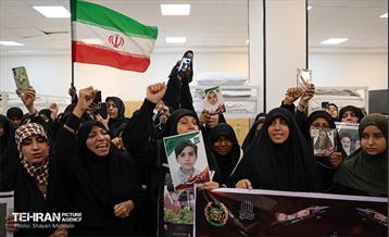 دیدار شهردار تهران با اعضای خانواده شهدای مدرسه شجره طیبه میناب 23