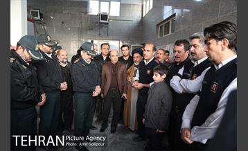 ادای احترام سرکلانترغرب تهران ومردم به شهدای آتش نشان ساختمان پلاسکو‎ 11