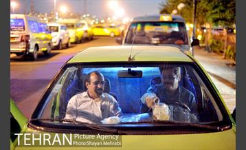 افطاری ساده در پایانه تاکسیرانی صادقیه 28