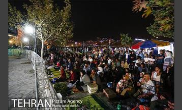 ویژه برنامه شب فیروزه ای در دریاچه شهدای خلیج فارس 11