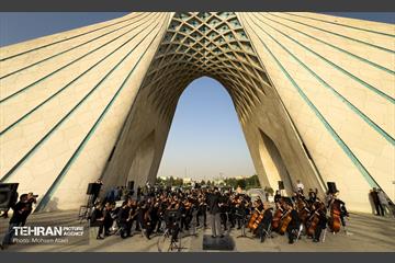 اجرای ارکستر سمفونیک تهران در میدان آزادی 32