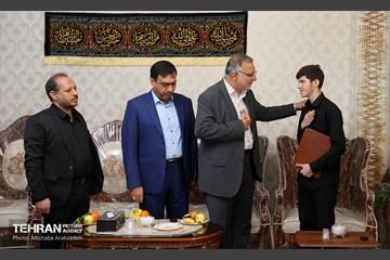 دیدار شهردار تهران با خانواده شهید دارابی 2