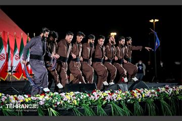 مدال افتخار انقلاب بر گردن برج آزادی 8