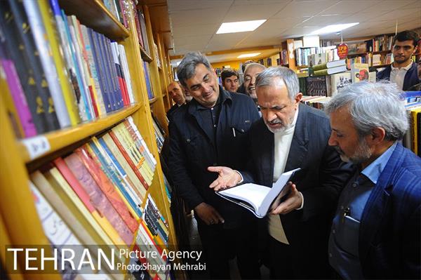 کتابگردی پیروز حناچی سرپرست شهرداری تهران در روز کتاب 48