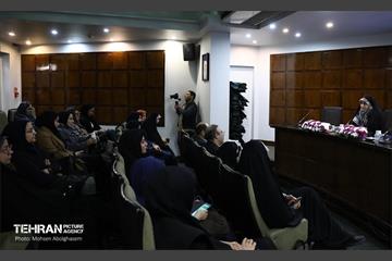 جلسه هم‌اندیشی رییس نهاد پایش طرح های توسعه شهری با جمعی از بانوان 24