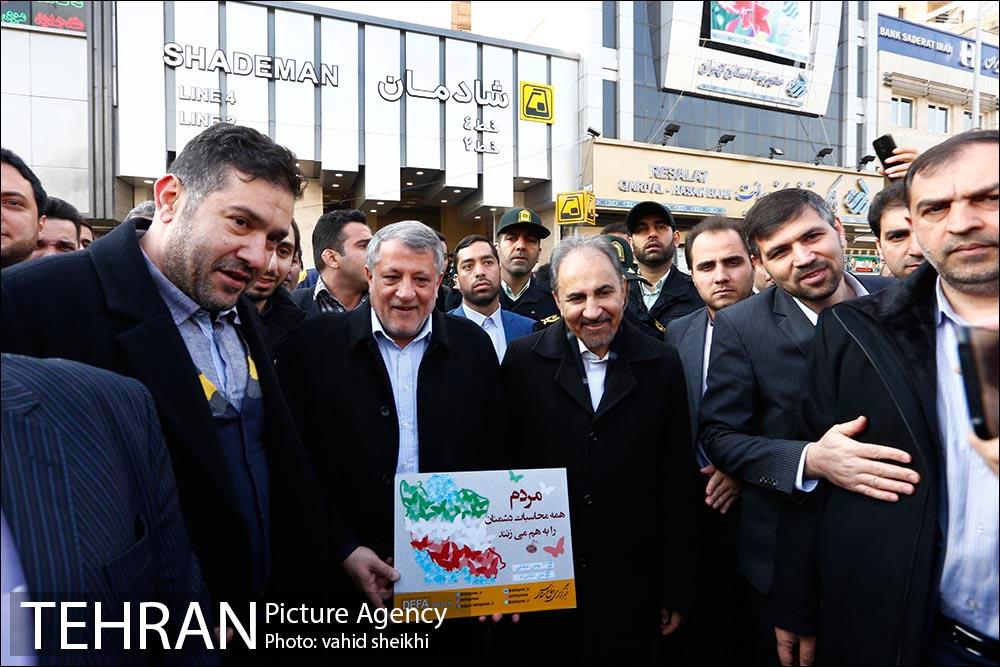 حضور شهردار تهران در راهپیمایی با مترو 5