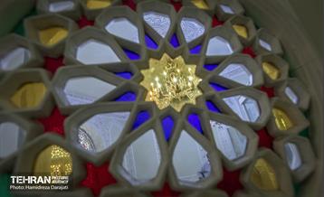 گره چینی در و پنجره ها به همراه کتیبه منبت کاری در ها، اثاری با ارزش از حاج محمد کاشی و حاج حسین است.