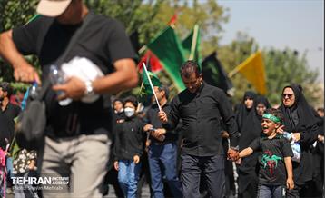 حضور کودکان در مراسم پیاده روی جاماندگان اربعین حسینی(ع) 21