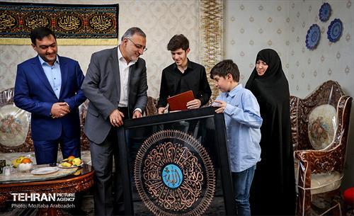دیدار شهردار تهران با خانواده شهید دارابی 4