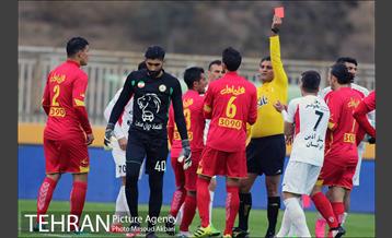 دیدار تیم های فوتبال نفت تهران و پرسپولیس