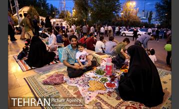 افطاری ساده در حاشیه نمایشگاه قرآن 18