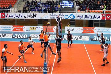 دیدار تیم های والیبال سایپا تهران و صالحین ورامین