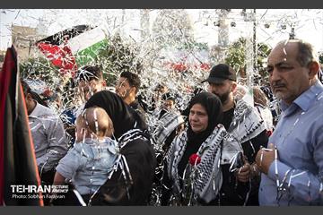 استقبال از خانواده شهدای غزه در میدان فلسطین تهران 21