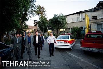 بازدید شهردار تهران از خسارت آتش سوزی اخیر میدان حسن آباد 31