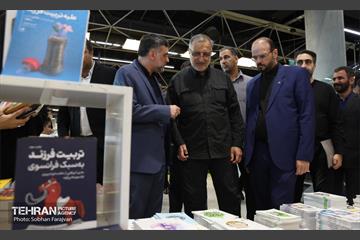 بازدید شهردار تهران از رویداد "اردی‌بهشت کتاب" 18