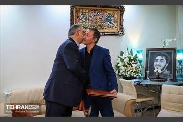 قرار خدمت؛ دیدار شهردار تهران با خانواده شهید آرمان علی وردی 15