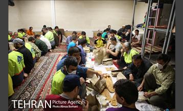 توزیع افطار بین پاکبان های شهر تهران 16