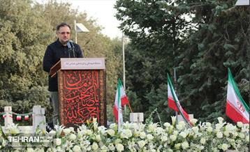 اهتزاز پرچم عزای حسینی بر فراز برج پرچم ایران 27