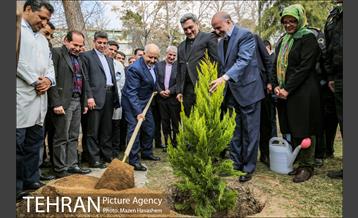 آیین کاشت درخت در بیمارستان شریعتی توسط شهردار تهران 25