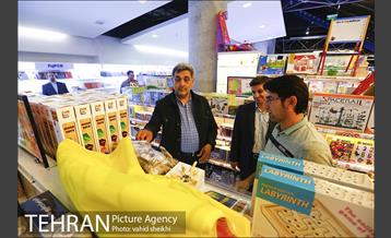 حضور شهردار تهران در باغ کتاب در کمپین با مهر تا مهر 1