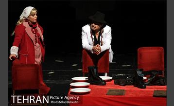 نمایش راپورت های شبانه دکتر مصدق‎ 16