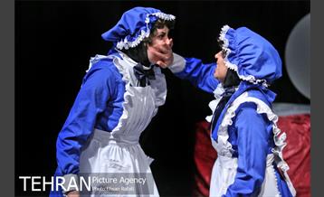 نمایش “کلفت ها” در خانه هنرمندان 11